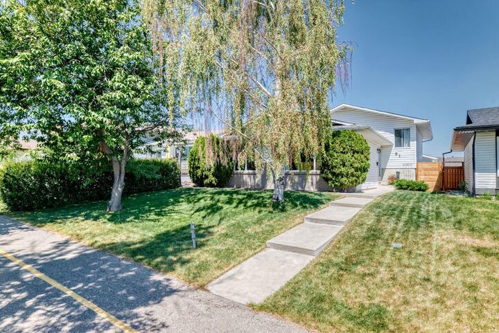 Property Photo:  91 Templehill Drive NE  AB T1Y 4C4 
