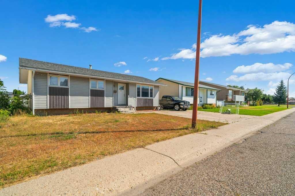 Property Photo: 480 Hilton Crescent NE AB T1C 1E5