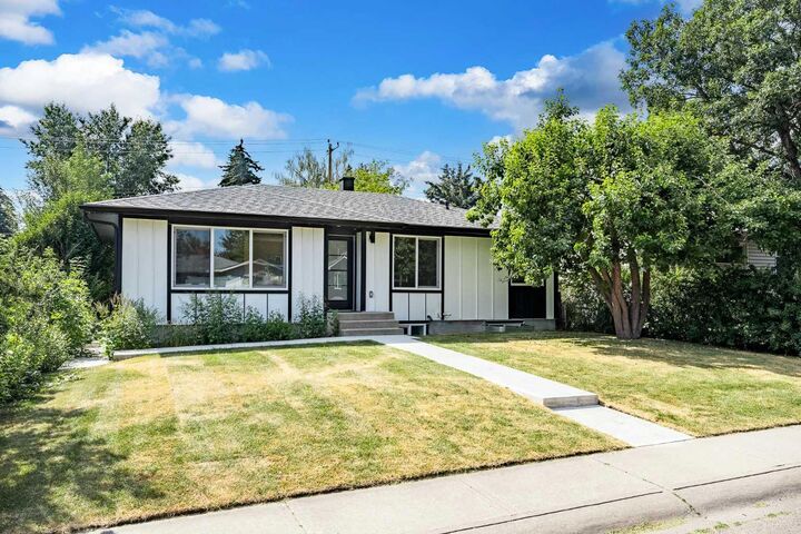 Property Photo:  451 Arlington Drive SE  AB T2H 1S4 
