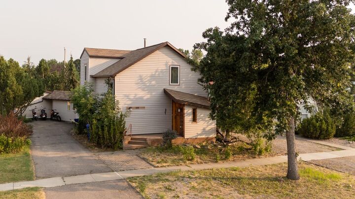 335 50 Avenue W — photo 1
