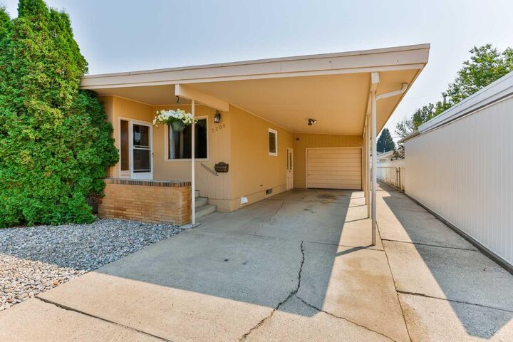 Property Photo:  2206 16 Avenue S  AB T1K 0Z6 