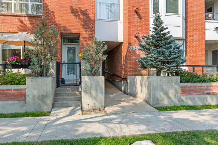 Property Photo:  880 Centre Avenue NE 405  AB T2E 9C3 