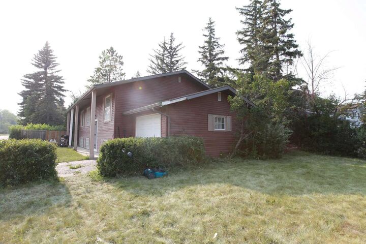 Property Photo: 904 73 Avenue SW AB T2V 0R7