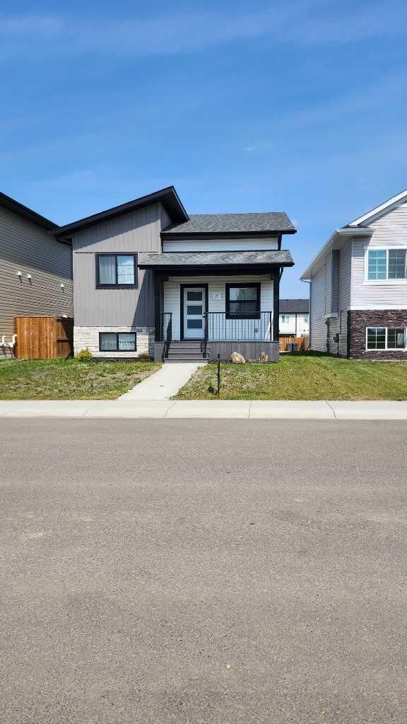 11 Ian Way — photo 1