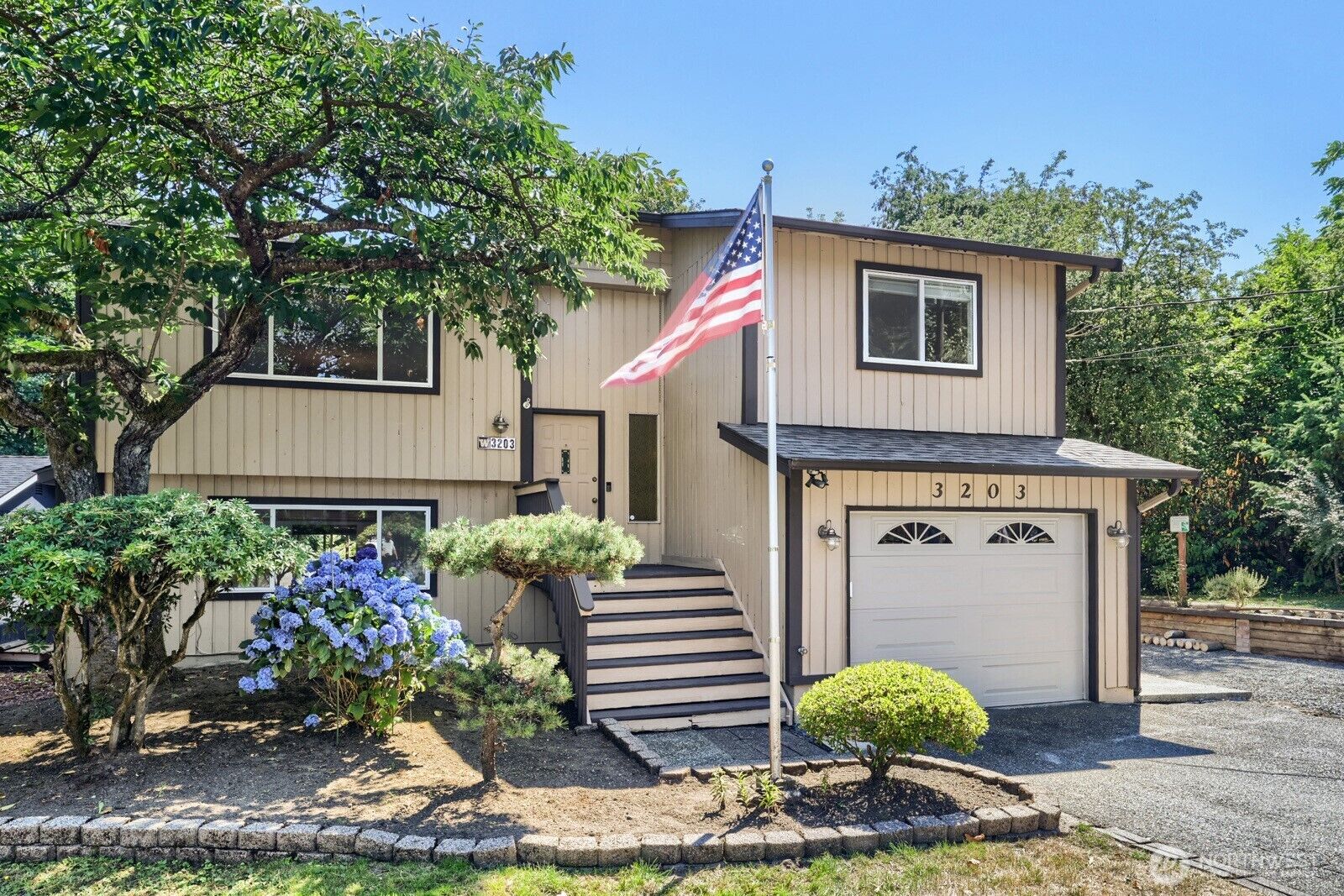 Property Photo:  3203 NE 195th St  WA 98155 