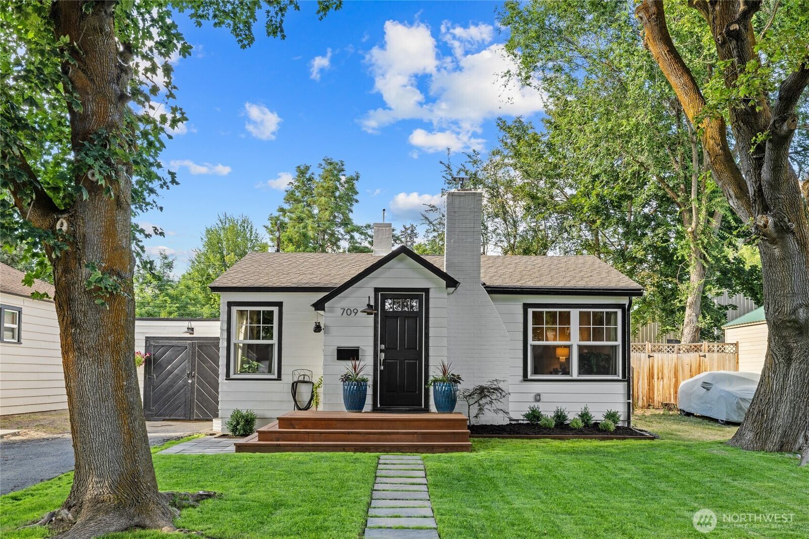 Property Photo: 709 E Tacoma Avenue WA 98926