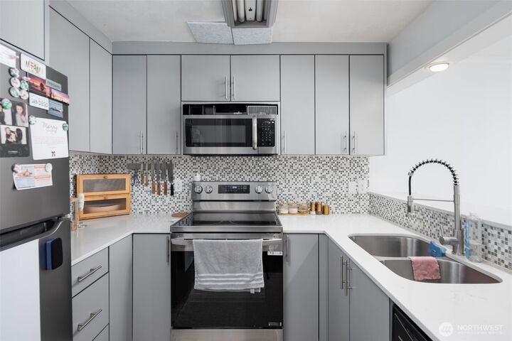 Property Photo: 1801 M Street NE 1807 WA 98002