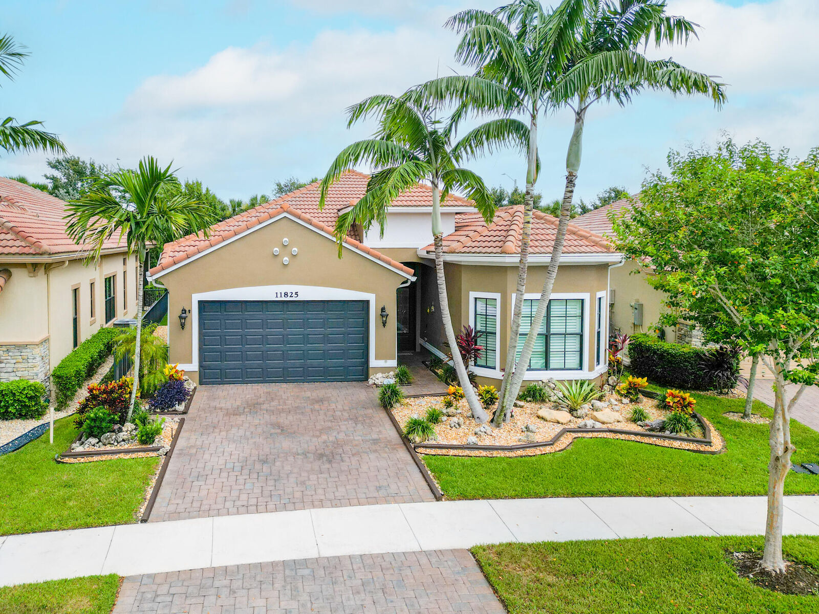 Property Photo: 11825 Kalmar Circle N FL 33076