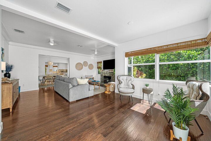Property Photo: 414 NE 7th Avenue FL 33483