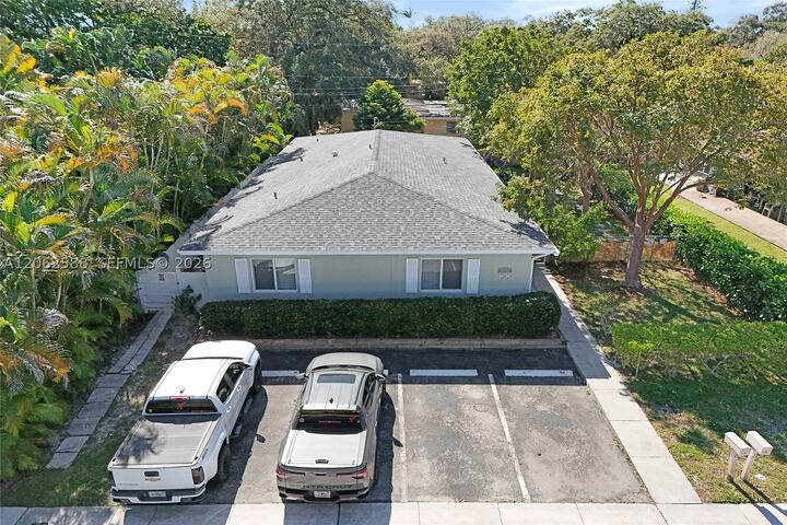 Property Photo: 920 SW 28th St 1-2 FL 33315