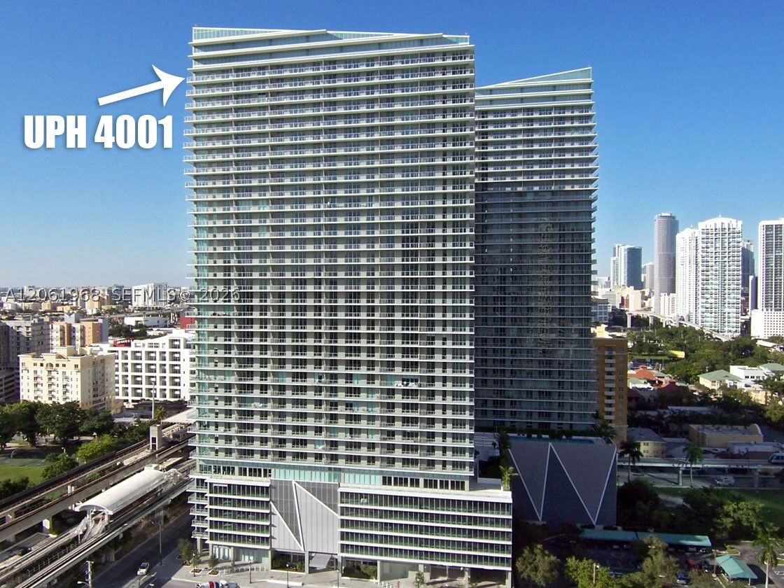 Property Photo: 79 SW 12th St Uph4001-S FL 33130