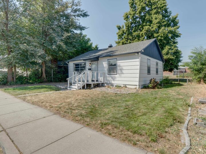 Property Photo:  310 N 6th St  WA 99004 