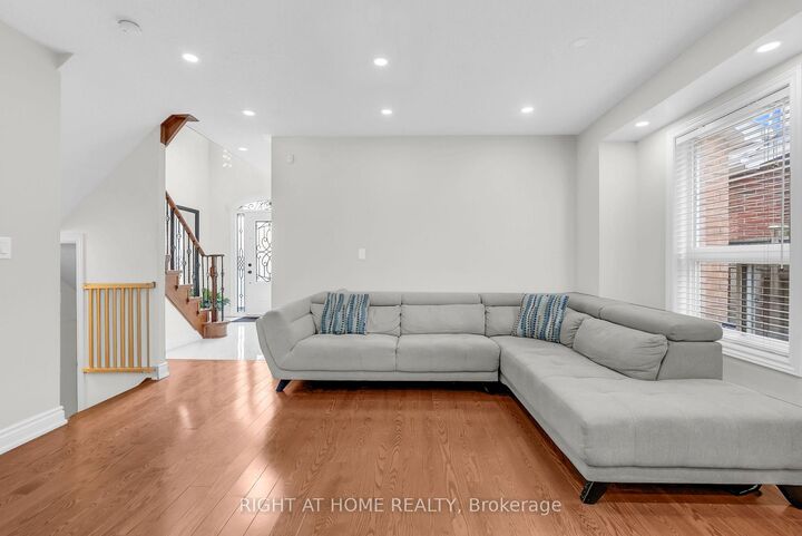 Property Photo: 847 Stonebridge Avenue ON L5V 2L1