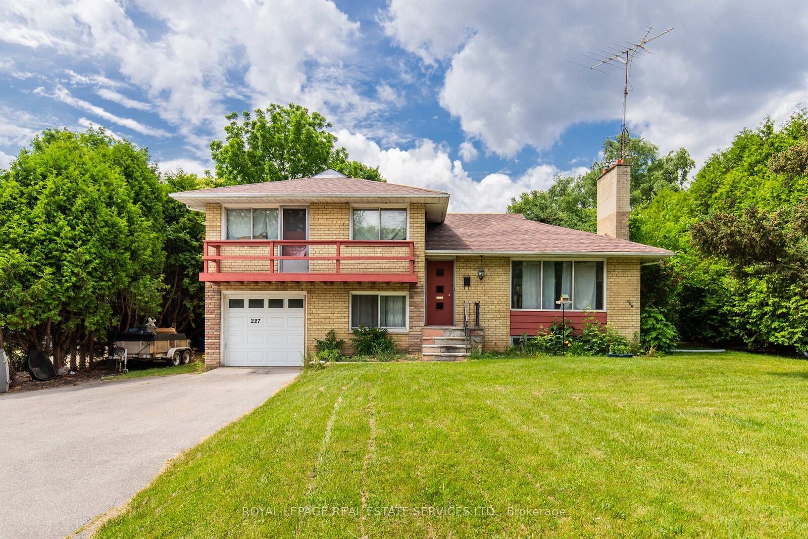 Property Photo: 227 Lakeshore Road W Unit #2 ON L6K 1E9