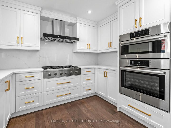 Property Photo: 98 Golf Links Drive ON L4G 3V3