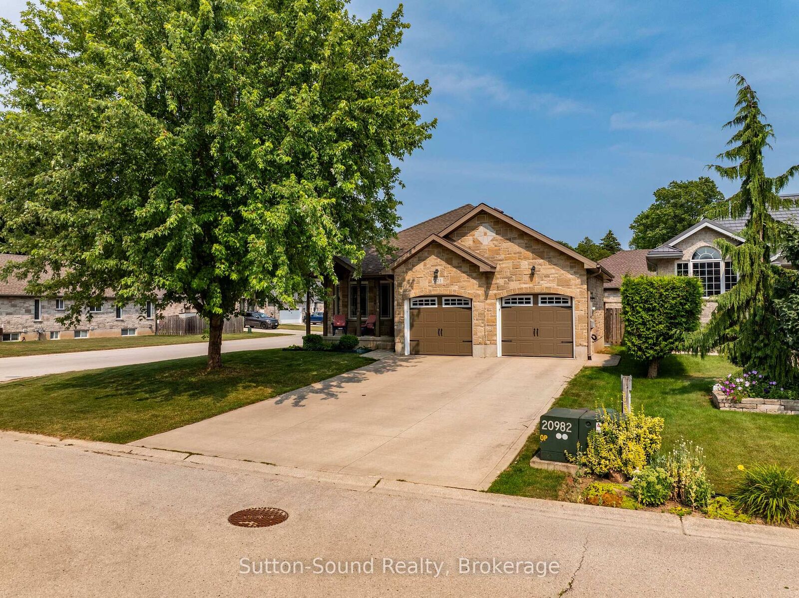 Property Photo: 221 2nd Avenue W ON N4K 0A6