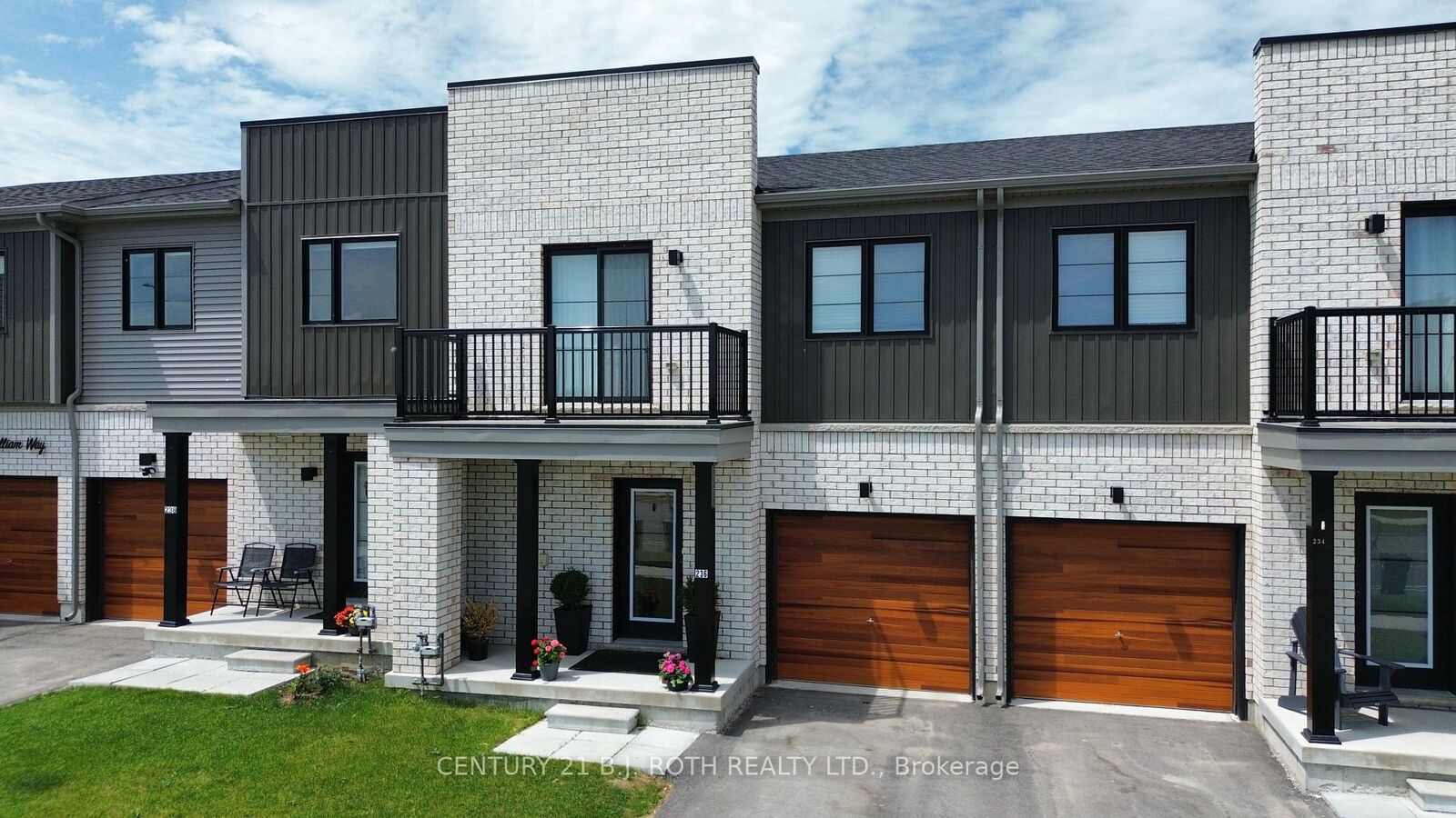 Property Photo: 236 Prince William Way ON L4N 0Y9