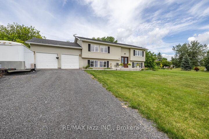 Property Photo: 23 Bayview Drive ON K7R 3K8