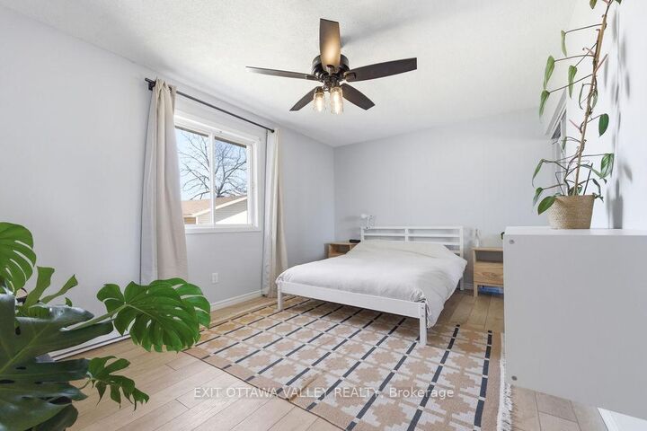 Property Photo:  587 Alfred Street E  ON K8A 8A2 