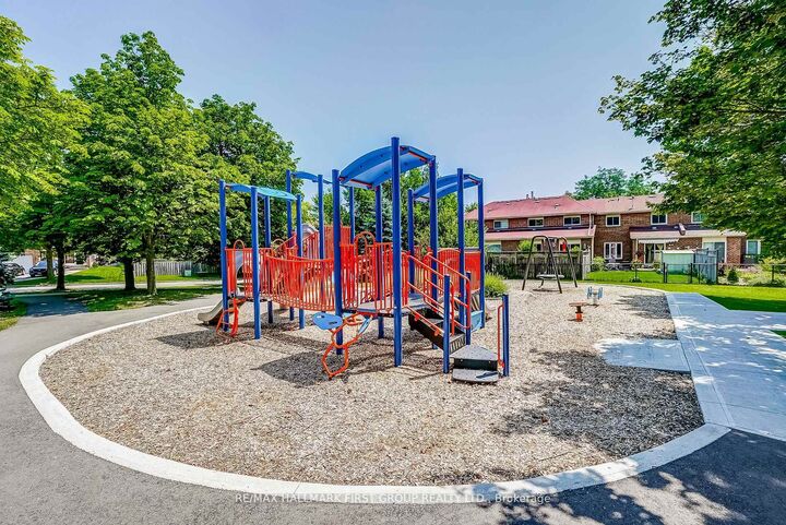 Property Photo:  711 Rossland Road 501  ON L1N 8Z1 
