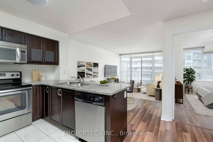 25 Lower Simcoe Street 803 — photo 1