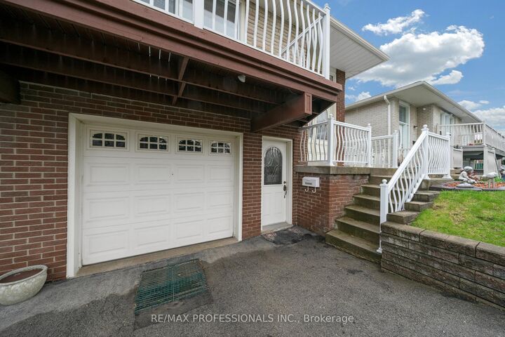 Property Photo: 1877 Silverberry Crescent ON L5J 1C8