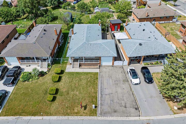 Property Photo: 20 Linthurst Avenue ON M3M 1P2
