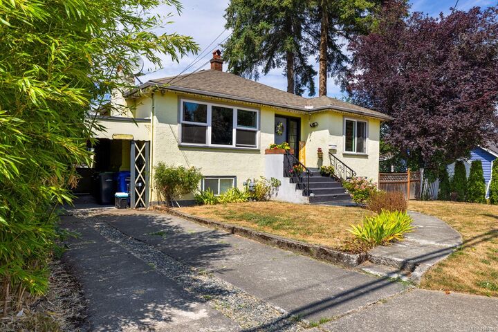 Property Photo:  461 Howard Ave  BC V9L 3M9 