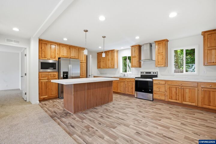 Property Photo:  620 N Wayside Lp  OR 97368 