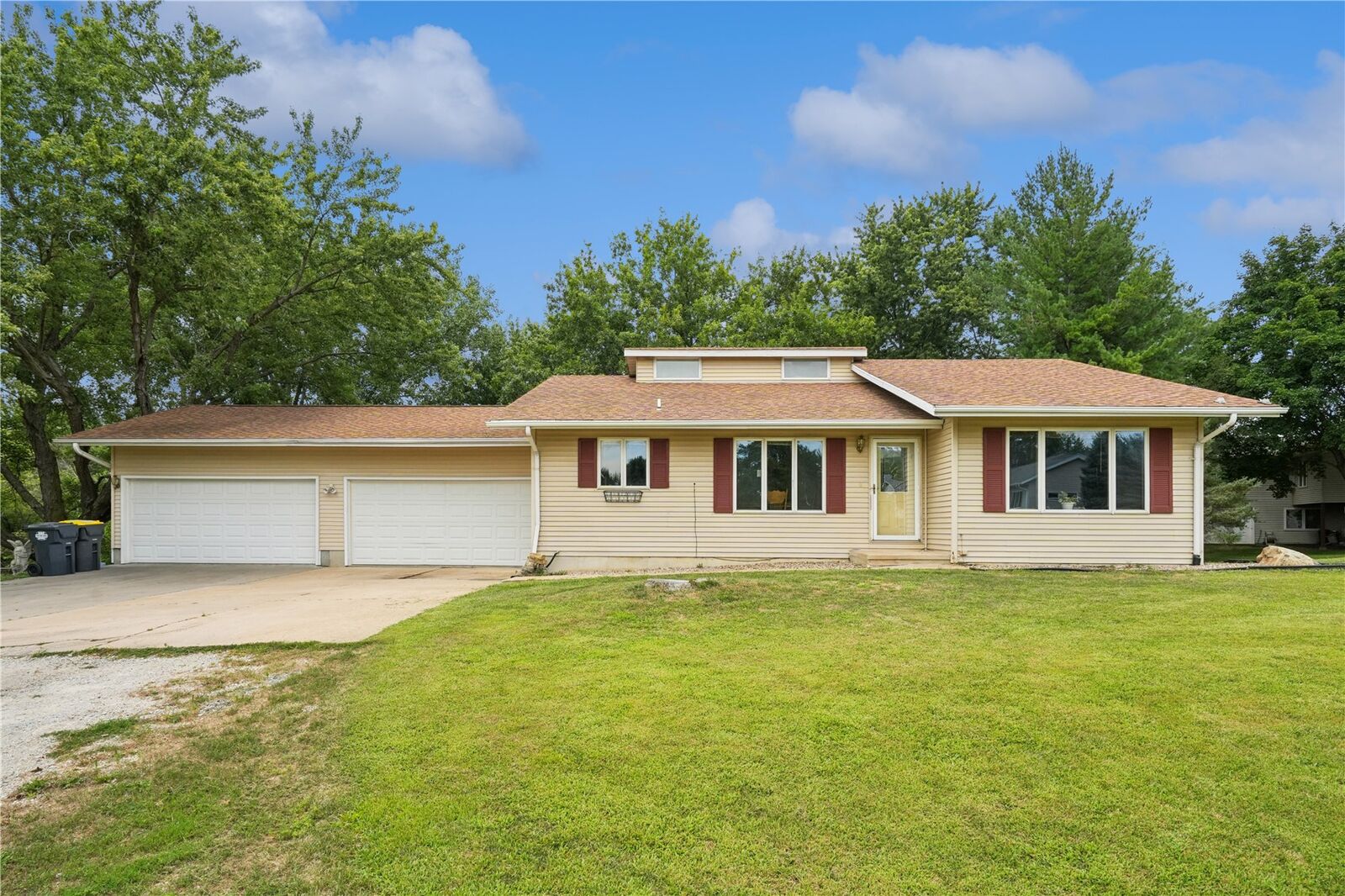 Property Photo:  2914 Windy Ridge Road NE  IA 52338 