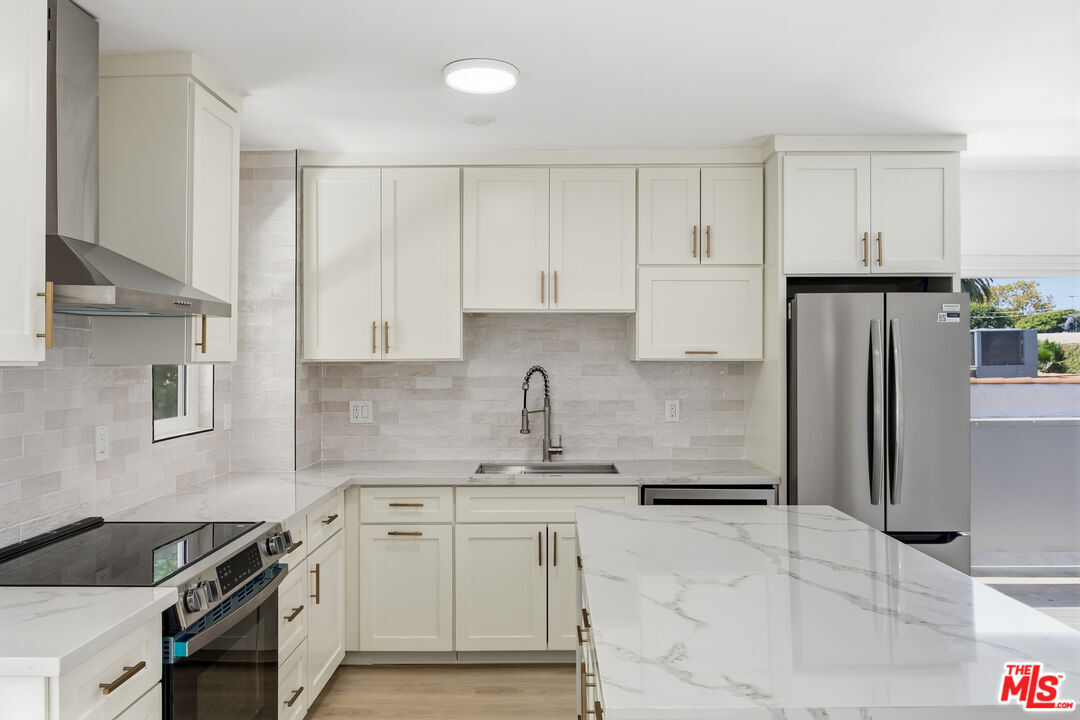 Property Photo:  929 N Stanley Ave, Unit 2  CA 90046 