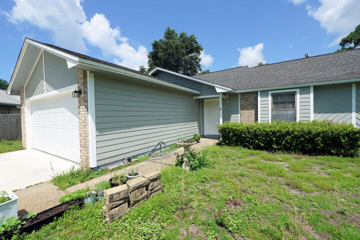 Property Photo: 128 Meadow Woods Lane FL 32578