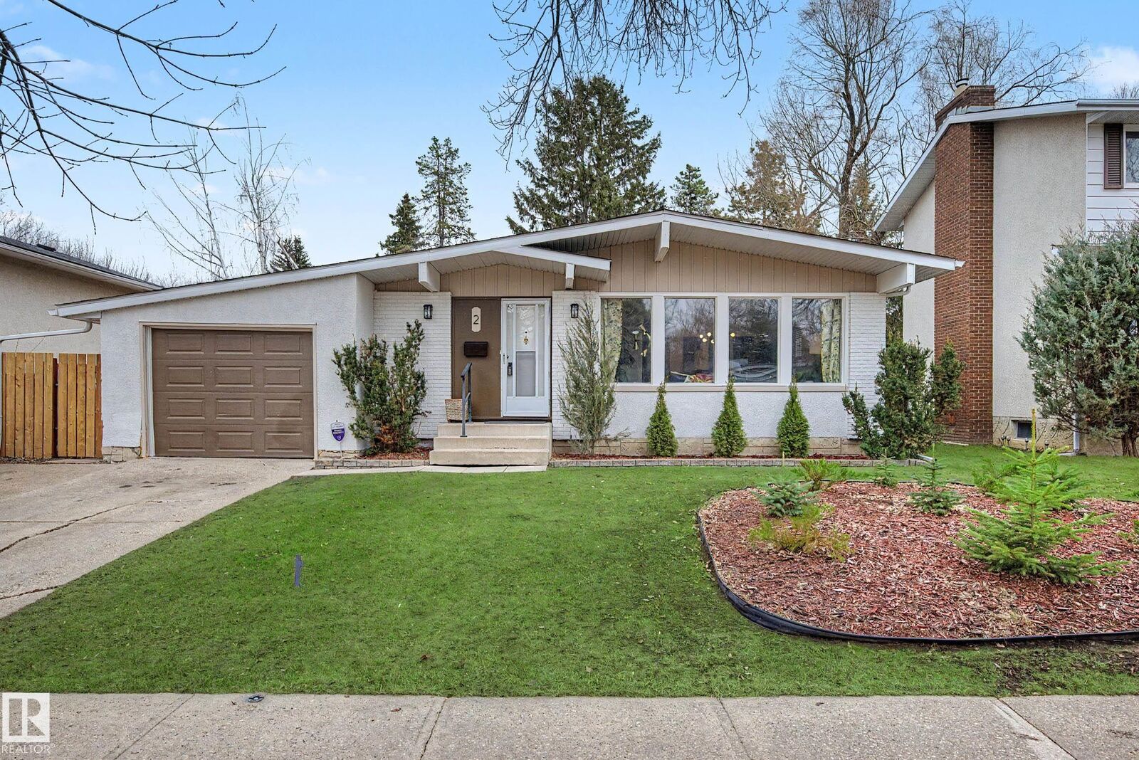 Property Photo:  2 Fermont Street  AB T8N 1W8 