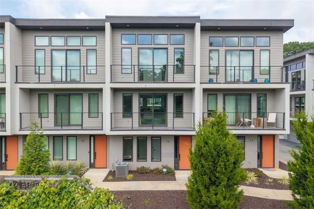 Property Photo:  1300 Memorial Drive SE 16  GA 30317 