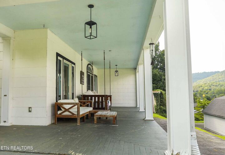 Property Photo:  307 Catalpa St  KY 40977 