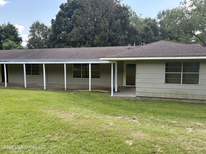 Property Photo:  1728 Walton Avenue  MS 39577 