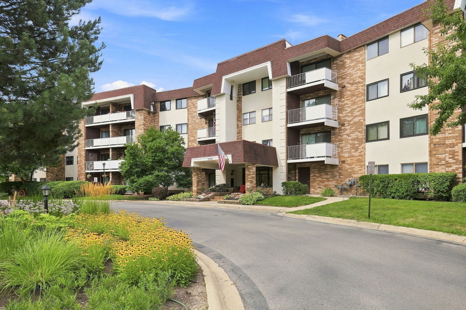 Property Photo:  3300 N Carriageway Drive 405  IL 60004 