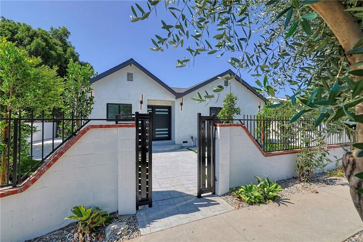 Property Photo: 18536 Sunburst CA 91324