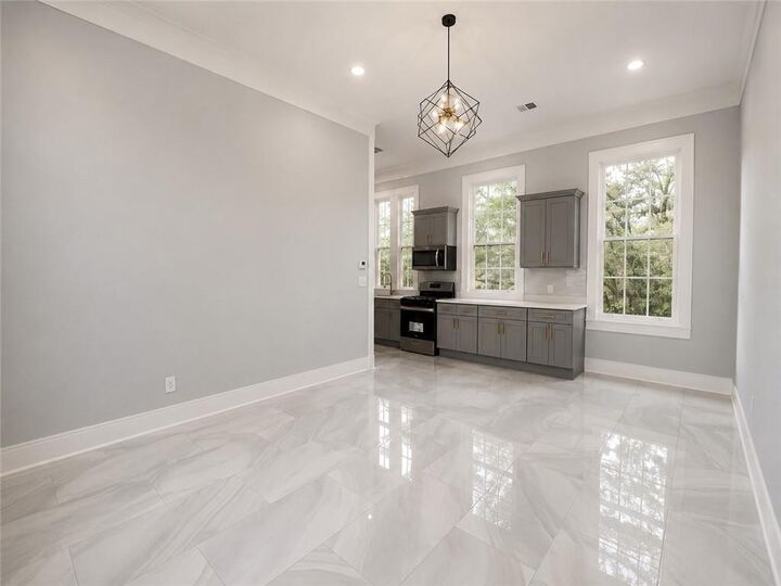 Property Photo:  2403 Carondelet Street E  LA 70130 