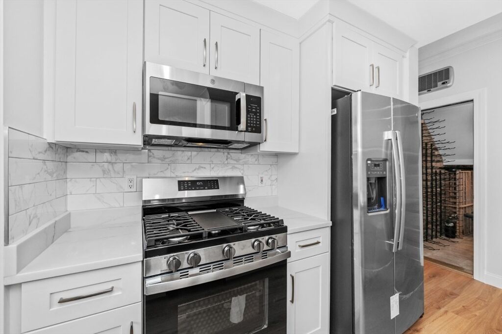 Property Photo: 1 Warren St 109 MA 02129