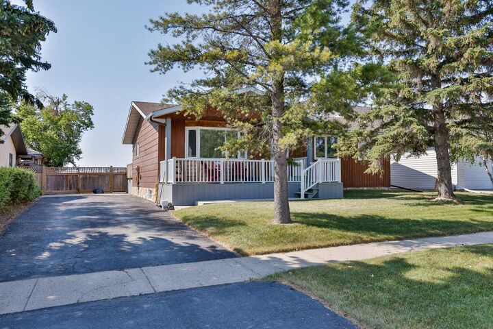 Property Photo: 425 Cottonwood Drive AB T0L 2B0