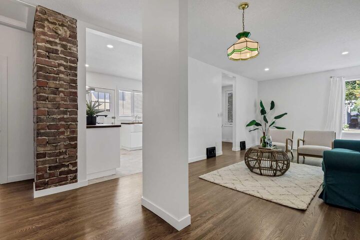 Property Photo:  245 21 Avenue NW  AB T2M 1J4 