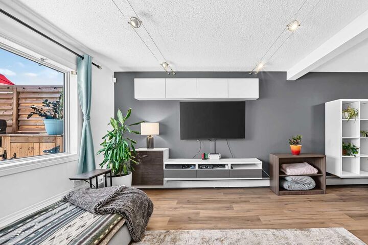Property Photo:  3809 45 Street SW 3  AB T3E 3H4 