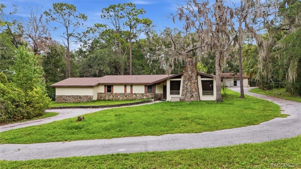 Property Photo: 2799 W Live Oak Street FL 34461