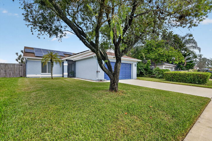 Property Photo:  5108 Arbor Glen Circle  FL 33463 