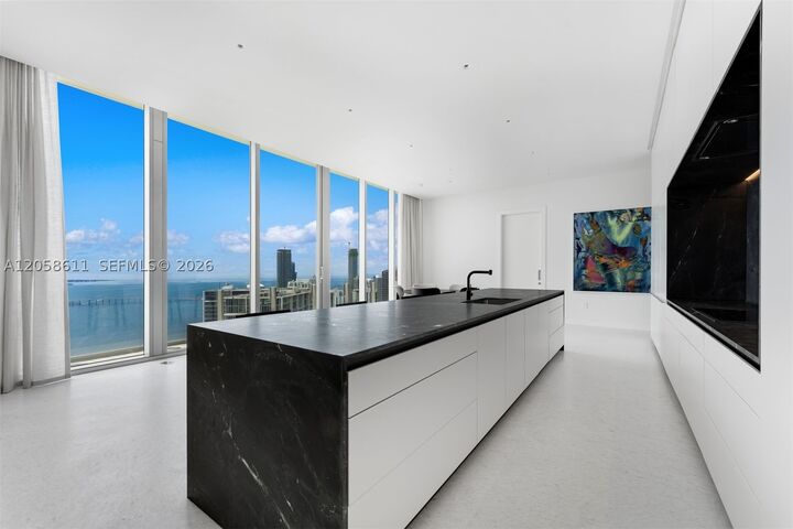 Property Photo:  300 Biscayne Boulevard Way 5801C  FL 33131 