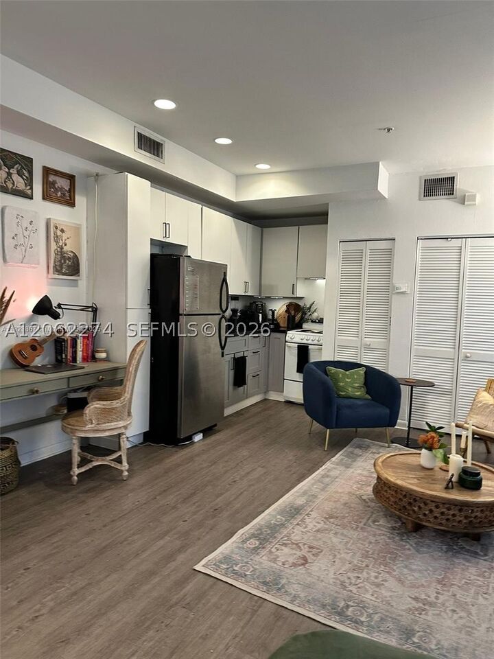 Property Photo: 1244 Pennsylvania Ave 103 FL 33139
