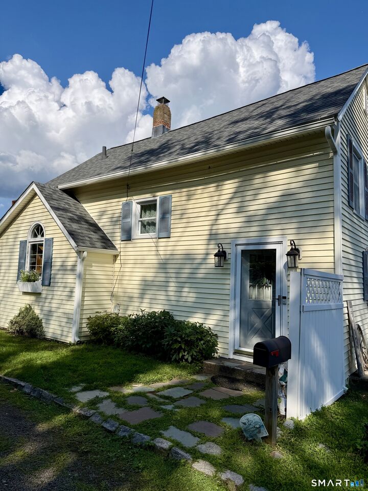 Property Photo: 8 Paris Street CT 06460