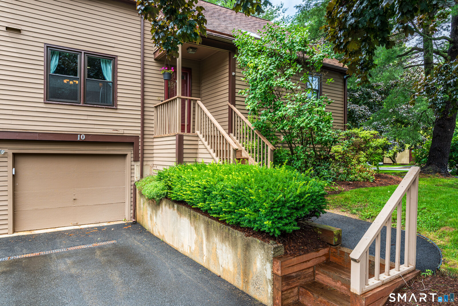 Property Photo: 10 Stillmeadow Circle 10 CT 06468