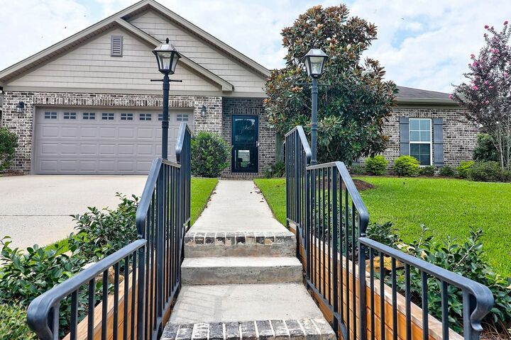 Property Photo: 406 Ridgeland Rd AL 36301